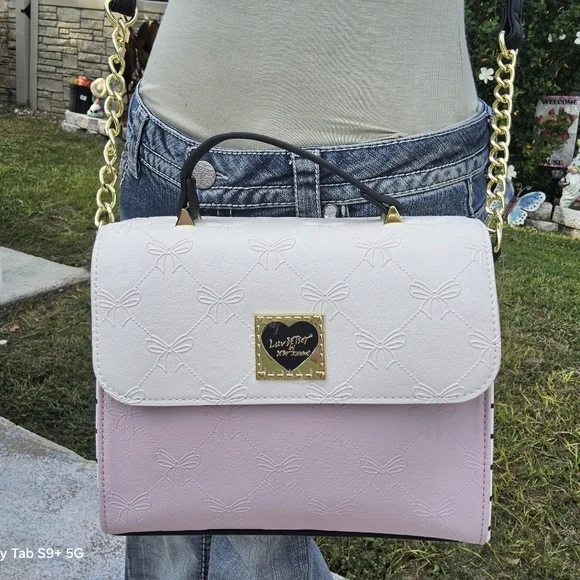 BETSEY JOHNSON WHITE/PINK EMBOSSED BOWS SQUARE LUV BETSEY CROSSBODY - Picture 1 of 5